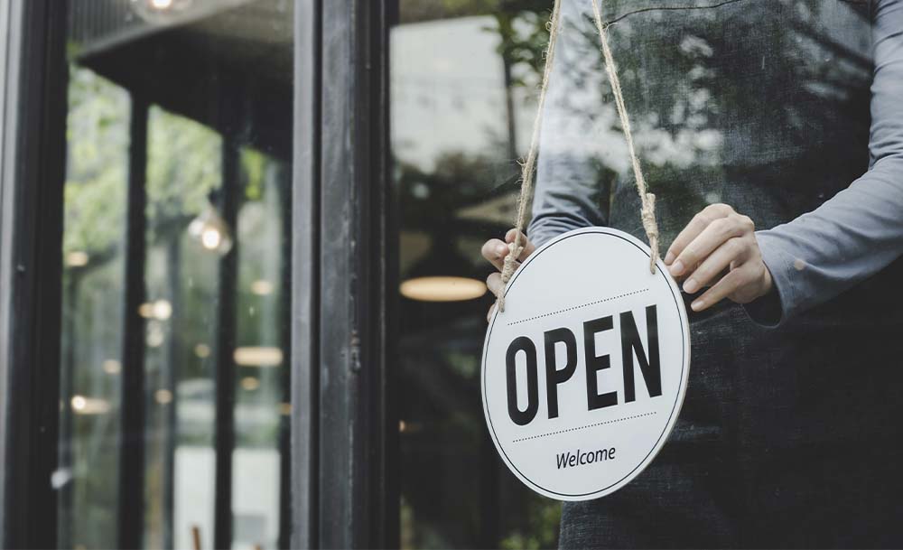 Geschäft mit "OPEN"-Schild am Eingang