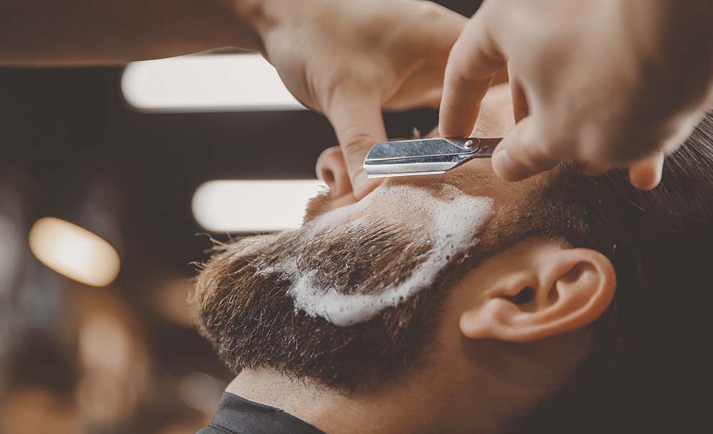 Barber rasiert einen Kunden 