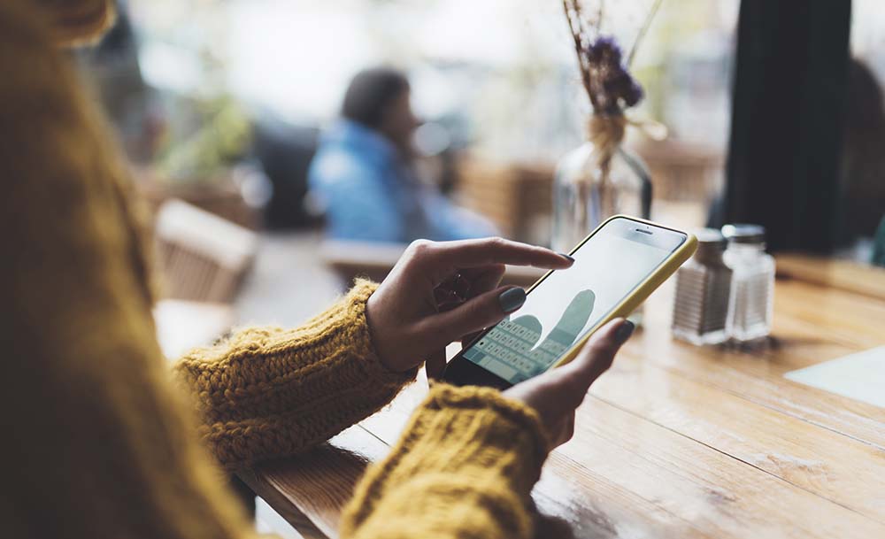 Mädchen konsultiert eine Anwendung auf ihrem Mobiltelefon